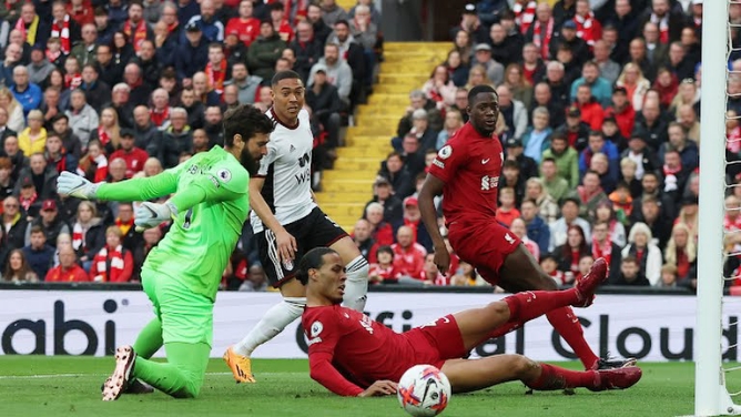 Para pemain Liverpool berusaha menghalau serangan pemain Fulham saat keduanya bertemu di Stadion Anfield, Kamis (4/5/2023) . Liverpool menang 1-0 dalam laga tersebut. Foto:Reuters