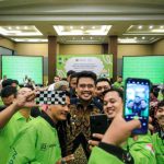 Walikota Medan, Bobby Nasution berfoto bersama para pengemudi ojek online