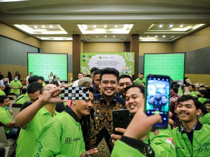 Walikota Medan, Bobby Nasution berfoto bersama para pengemudi ojek online