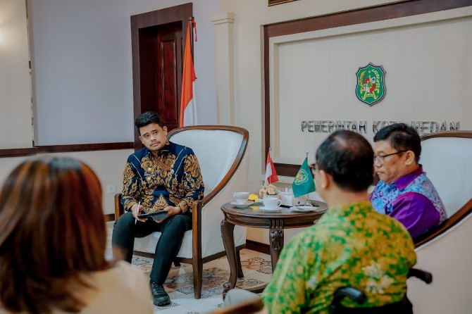 Walikota Medan, Bobby Nasution saat menerima Komisioner Perempuan di Balai Kota Medan, Kamis (4/5/2023)