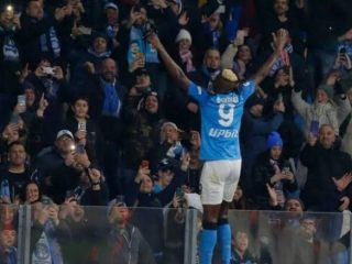 Penyerang Napoli, Osimhen merayakan golnya ke gawang Udinese dihadapan pendukung setia mereka yang hadir di Stadion Friuli, Jumat (5/5/2023). Napoli menjadi juara Liga Italia musim ini. Foto:google