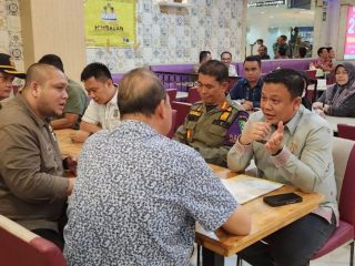 , Benny Sinomba Siregar saat mendatangi langsung manajemen Bakso Lapangan Tembak Senayan di Plaza Medan Fair Medan, Jumat (5/5/2023)