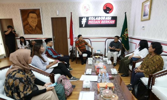 Ketua DPRD Medan, Hasyim saat menerima kunjungan Komisioner Komnas Anti Kekerasan Terhadap Perempuan di Ruang Kerjanya, kemarin
