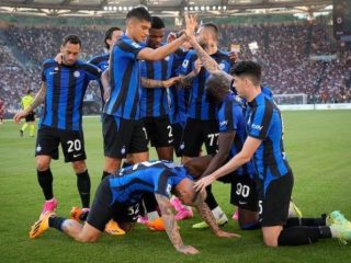 Pemain Inter melakukan selebrasi usai menjebol gawang AS Roma ketika kedua tim bertanding di Stadion Olimpico, Roma, Sabtu (6/5/2023).Dalam laga itu, Inter menang 2-0. Foto: Google