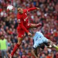 Pemain Liverpool, S van Dijk melakukan duel di udara dengan pemain Brentford saat kedua tim bertemu di Stadion Anfield, Sabtu (6/5/2023). Liverpool unggul 1-0 dalam laga itu lewat gol M Salah. Foto: Reuters