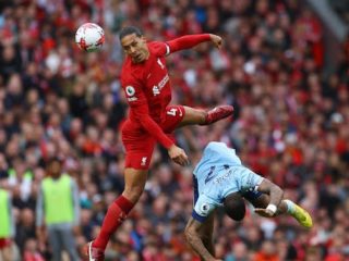 Pemain Liverpool, S van Dijk melakukan duel di udara dengan pemain Brentford saat kedua tim bertemu di Stadion Anfield, Sabtu (6/5/2023). Liverpool unggul 1-0 dalam laga itu lewat gol M Salah. Foto: Reuters