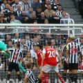Penjaga gawang Newcastle berusaha menepis bola dari serangan pemain Arsenal saat kedua tim bertanding di Stadion St James Park, Minggu (7/5/2023). Dalam laga itu, Arsenal menang 2-0. Foto:Reuters