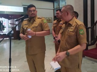 Walikota Medan, Bobby Nasution didampingi Inspektur Kota Medan saat memberikan keterangan pers terkait pengerjaan lampu jalan di 8 kawasan kepada wartawan di Balai Kota Medan, Selasa (9/5/2023) . Foto: reza sahab