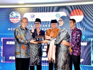 ,Presiden Innovative International University College (IIUC), Shahawati Umar, dan wakil Kementerian Ketenagakerjaan Republik Indonesia, Direktur Jenderal Binalavotas, Bapak Budi Hartawan.