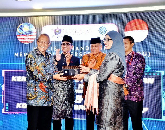 ,Presiden Innovative International University College (IIUC), Shahawati Umar, dan wakil Kementerian Ketenagakerjaan Republik Indonesia, Direktur Jenderal Binalavotas, Bapak Budi Hartawan.