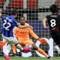 Pemain Inter Milan, Mikhtaryan melepaskan tembakan kaki kanan ke arah gawang AC Milan di laga leg pertama Semifinal Liga Champions di Stadion San Siro, Kamis (11/5/2023). Inter menang 2-0 dalam laga tersebut. Foto; Reuters