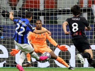 Pemain Inter Milan, Mikhtaryan melepaskan tembakan kaki kanan ke arah gawang AC Milan di laga leg pertama Semifinal Liga Champions di Stadion San Siro, Kamis (11/5/2023). Inter menang 2-0 dalam laga tersebut. Foto; Reuters