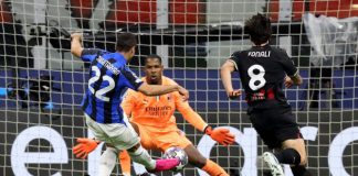 Pemain Inter Milan, Mikhtaryan melepaskan tembakan kaki kanan ke arah gawang AC Milan di laga leg pertama Semifinal Liga Champions di Stadion San Siro, Kamis (11/5/2023). Inter menang 2-0 dalam laga tersebut. Foto; Reuters