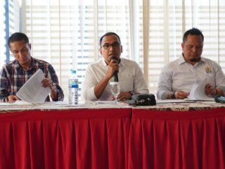 Koordinator WKU Bidang Organisasi, Hukum dan Komunikasi Yudha Johansyah (tengah), Rabu (10/5/2023), langsung memimpin rapat bersama Wakil Ketua Bidang Organisasi Lismardi Hendra (kiri). Turut mendampingi mereka Direktur Eksekutif Kadin Sumut Diaz Wardianto (kanan).