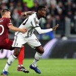 Pemain Juventus, Paul Pogba dibayangi pemain Leverkusen ketika ingin memberikan umpan kepada rekannya. Dalam laga ini kedua tim bermain imbang 1-1.Foto:google