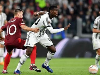 Pemain Juventus, Paul Pogba dibayangi pemain Leverkusen ketika ingin memberikan umpan kepada rekannya. Dalam laga ini kedua tim bermain imbang 1-1.Foto:google