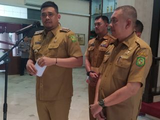 Walikota Medan, Bobby Nasution saat memberikan keterangan pers terkait pengadaan lampu jalan di 8 wilayah Kota Medan beberapa hari lalu.