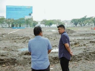Walikota Medan, Bobby Afif Nasution saat meninjau pengerjaan revitalisasi Lapangan Merdeka Medan beberapa waktu lalu