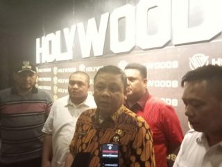 Kepala Bapenda Medan, Benny Sinomba Siregar didamping tim dan Plt Kadis Pariwisata Kota Medan, Viza Fandana sedang memberikan keterangan pers kepada wartawan