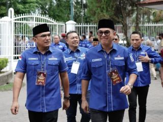 Pengurus DPD Demokrat Sumut saat tiba di Sekretariat KPU Sumut, Minggu (14/5/2023)