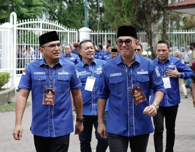 Pengurus DPD Demokrat Sumut saat tiba di Sekretariat KPU Sumut, Minggu (14/5/2023)