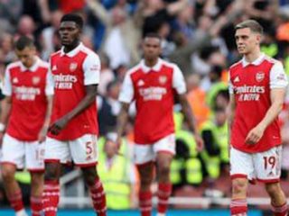 Pemain Arsenal terlihat lesu usai kalah 0-3 dari Brighton di Stadion Emirates, Minggu (14/5/2023). Foto:Reuters