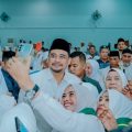 Walikota Medan, Bobby Afif Nasution berfoto bersama dengan para calon jamaah haji asal Medan