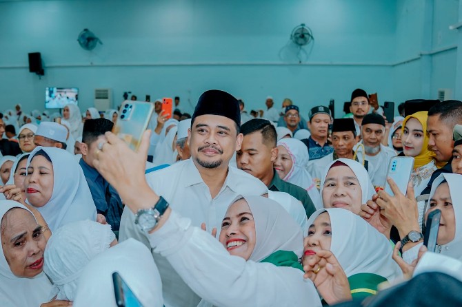 Walikota Medan, Bobby Afif Nasution berfoto bersama dengan para calon jamaah haji asal Medan