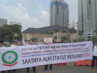 Gelombang tuntutan supaya diangkat menjadi aparatur sipil negara (ASN) terus diperjuangkan para dosen tetap non-PNS dari sejumlah kampus negeri.