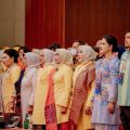 Walikota Medan, Bobby Nasution bersama Ketua Dekranasda Kota Medan, Kahiyang Ayu saat menghadiri Peringatan HUT Dekranas ke-43 di Hotel Santika Medan, Selasa (16/5/2023).
