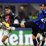 Pemain Milan dan Inter saling berebut bola saat kedua tim bermain di ajang semifinal Liga Champions leg kedua di Stadion San Siro, Milan, Rabu (17/5/2023). Inter menang 1-0 dalam laga tersebut. Foto:Reuters