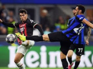 Pemain Milan dan Inter saling berebut bola saat kedua tim bermain di ajang semifinal Liga Champions leg kedua di Stadion San Siro, Milan, Rabu (17/5/2023). Inter menang 1-0 dalam laga tersebut. Foto:Reuters