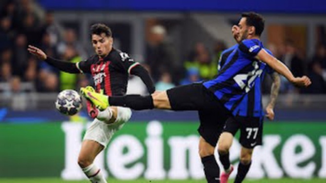Pemain Milan dan Inter saling berebut bola saat kedua tim bermain di ajang semifinal Liga Champions leg kedua di Stadion San Siro, Milan, Rabu (17/5/2023). Inter menang 1-0 dalam laga tersebut. Foto:Reuters
