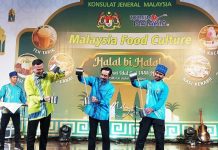 Dalam acara halal bi halal di Grand Citihall Medan, Rabu (17/5/2023), Konsulat Jenderal Malaysia Aiyub Omar dan En. Chan Hon Mun, Konsul Pelancongan, secara simbolis memperagakan teh tarik khas Malaysia.