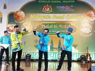 Dalam acara halal bi halal di Grand Citihall Medan, Rabu (17/5/2023), Konsulat Jenderal Malaysia Aiyub Omar dan En. Chan Hon Mun, Konsul Pelancongan, secara simbolis memperagakan teh tarik khas Malaysia.