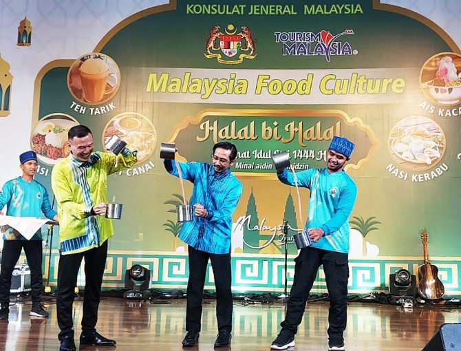 Dalam acara halal bi halal di Grand Citihall Medan, Rabu (17/5/2023), Konsulat Jenderal Malaysia Aiyub Omar dan En. Chan Hon Mun, Konsul Pelancongan, secara simbolis memperagakan teh tarik khas Malaysia.