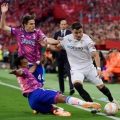Pemain Sevilla berusaha melewati hadangan pemain Juventus saat keduanya bertemu di ajang semifinal Liga Eropa leg kedua di Stadion Sanchez Pizjuan, Jumat (19/5/2023). Dalam laga itu Sevilla menang 2-1. Foto: google