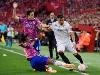 Pemain Sevilla berusaha melewati hadangan pemain Juventus saat keduanya bertemu di ajang semifinal Liga Eropa leg kedua di Stadion Sanchez Pizjuan, Jumat (19/5/2023). Dalam laga itu Sevilla menang 2-1. Foto: google