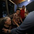 Ketua DPRD Medan, Hasyim (pakai batik) saat bertemu Nek Sarti di kediamanya