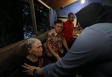 Ketua DPRD Medan, Hasyim (pakai batik) saat bertemu Nek Sarti di kediamanya