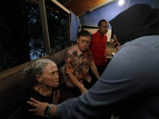 Ketua DPRD Medan, Hasyim (pakai batik) saat bertemu Nek Sarti di kediamanya