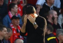Pelatih Arsenal, M Arteta terlihat sedih usai timnya kalah 0-1 dari Nottingham di Stadion City Ground, Sabtu (20/5/2023). Foto:Reuters