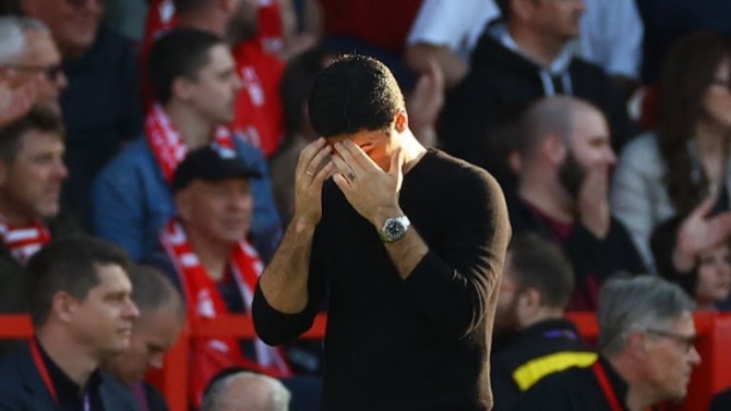 Pelatih Arsenal, M Arteta terlihat sedih usai timnya kalah 0-1 dari Nottingham di Stadion City Ground, Sabtu (20/5/2023). Foto:Reuters