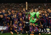 Tim Barcelona mengangkat tropi Liga Spanyol 2022/2023. Foto:Reuters