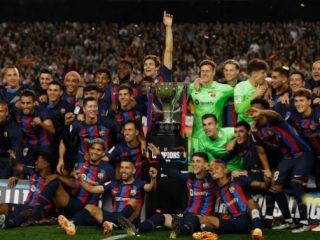 Tim Barcelona mengangkat tropi Liga Spanyol 2022/2023. Foto:Reuters