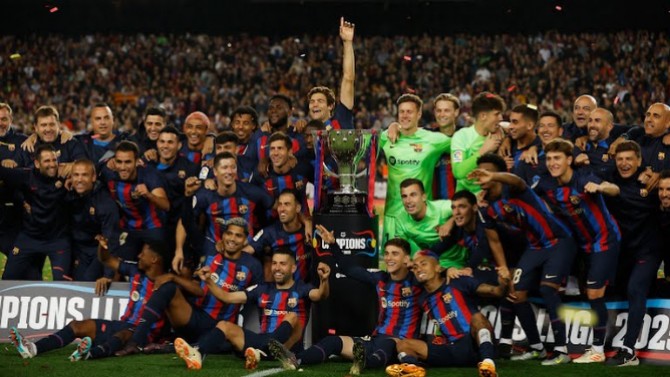 Tim Barcelona mengangkat tropi Liga Spanyol 2022/2023. Foto:Reuters