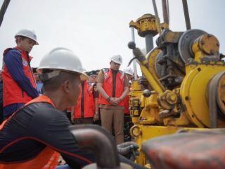 Walikota Medan, Bobby Nasution menyaksikan peletakan batu pertama Islamic Center di Kecamatan Medan Labuhan, Senin (22/5/2023)