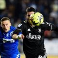 Pemain Juventus berusaha menguasai bola dari hadangan pemain Empoli saat kedua tim bertemu di Stadion Carlo Castellani, Selasa (23/5/2023). Dalam laga itu Juventus kalah 1-4. Foto:Reuters