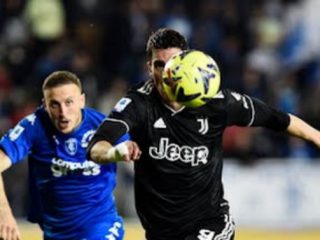 Pemain Juventus berusaha menguasai bola dari hadangan pemain Empoli saat kedua tim bertemu di Stadion Carlo Castellani, Selasa (23/5/2023). Dalam laga itu Juventus kalah 1-4. Foto:Reuters