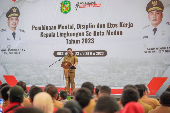 Walikota Medan, Bobby Nasution saat memberikan sambutan dihadapan kepala lingkungan se-Kota Medan, Selasa (23/5/2023)